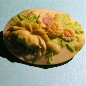 Collectible 1940s Catalin Floral Brooch